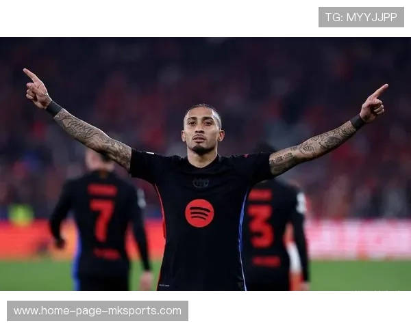 巴萨组织快速推进，拉菲尼亚二次补射命中